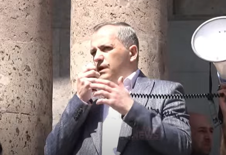 Կյամ գանգդ կոտրիմ հատե տըղ. Շահրամանյանը՝ ԼՂ-ից տեղահանված քաղաքացուն (ՏԵՍԱՆՅՈՒԹ)