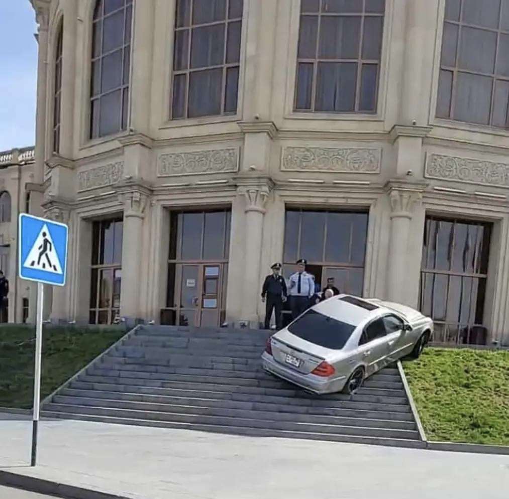 Գյումրիում վարորդը փորձել է մեքենայով բարձրանալ քաղաքապետարանի աստիճաններով