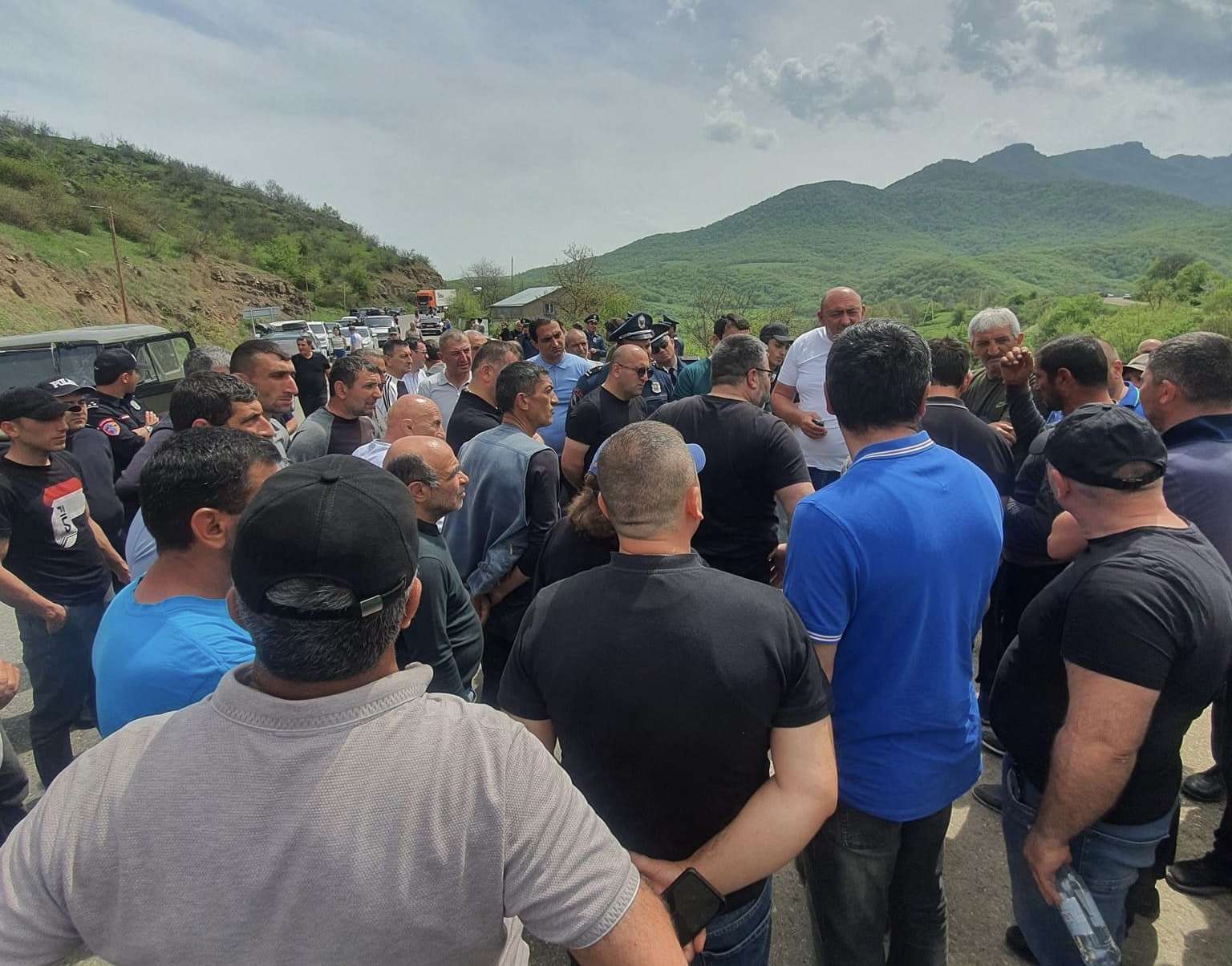 Կիրանց գյուղի մոտ մի խումբ քաղաքացիներ շարունակում են փակ պահել ճանապարհը