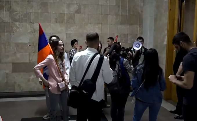 Демонстранты вошли в здание ЕГУ