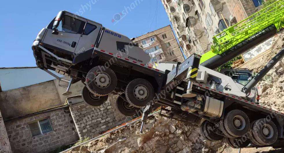 Աշխղեկը մնացել է ավտոկռունկի և շենքի հիմքի համար քանդված փորվածքի միջև