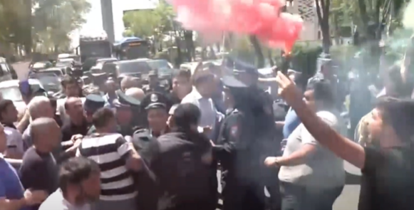 18 человек задержаны за блокирование улиц