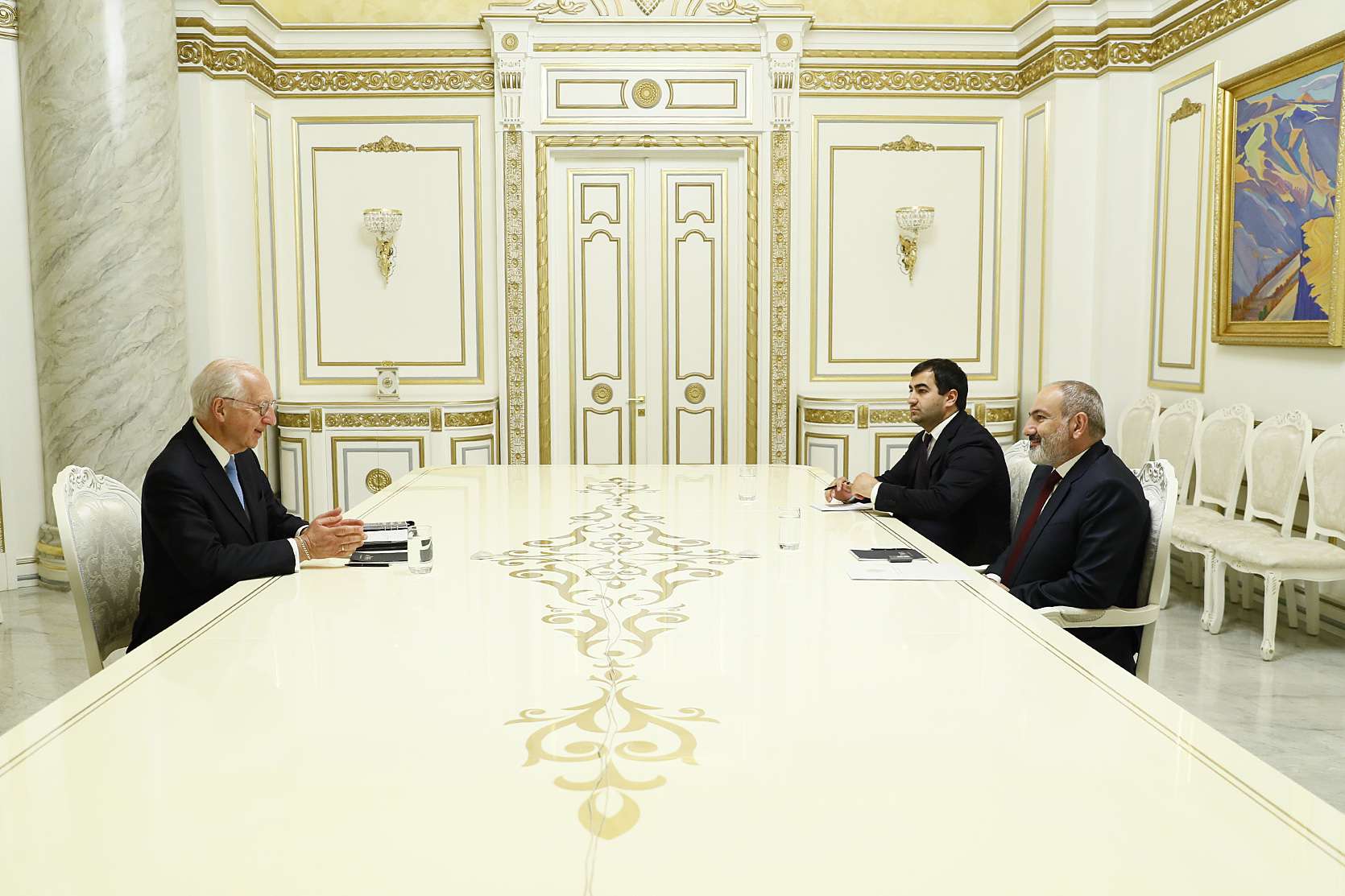 Премьер-министр принял председателя Совета армян Франции