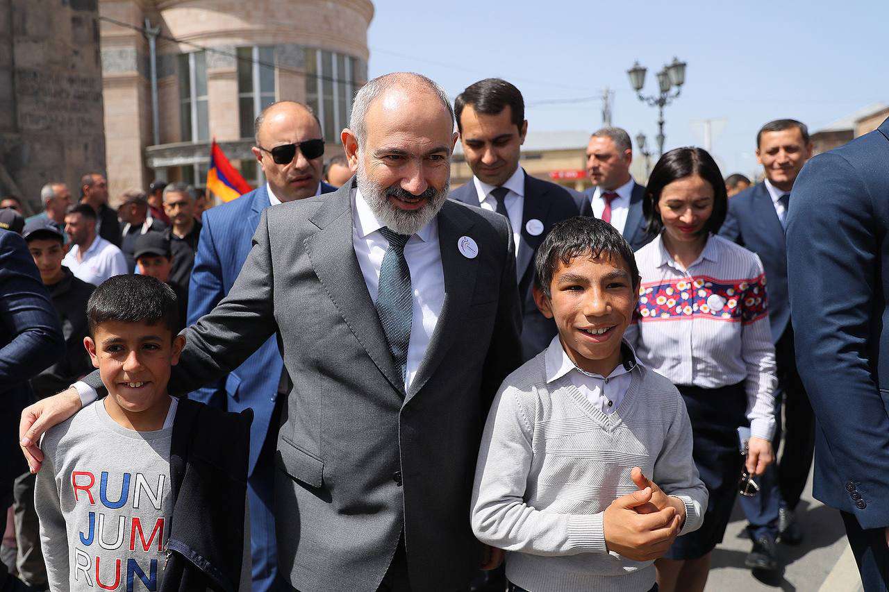 Գավառի կենտրոնական հրապարակում ծանոթացել է կրթամշակութային հաստատությունների սաների ձեռքի աշխատանքներին