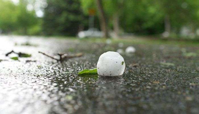Rain and thunder are expected, hail is possible