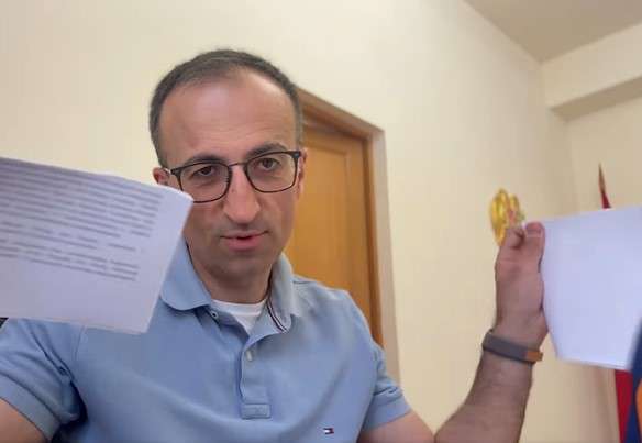 Арсен Торосян разорвал предложение об импичменте премьер-министру (ВИДЕО)