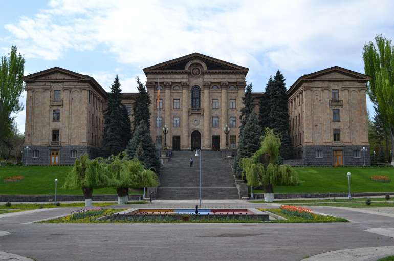 Ի՞նչ է կատարվել ԱԺ-ում․ լրագրողը՝ Լևոն Քոչարյանի օգնականի հետ միջադեպի մասին