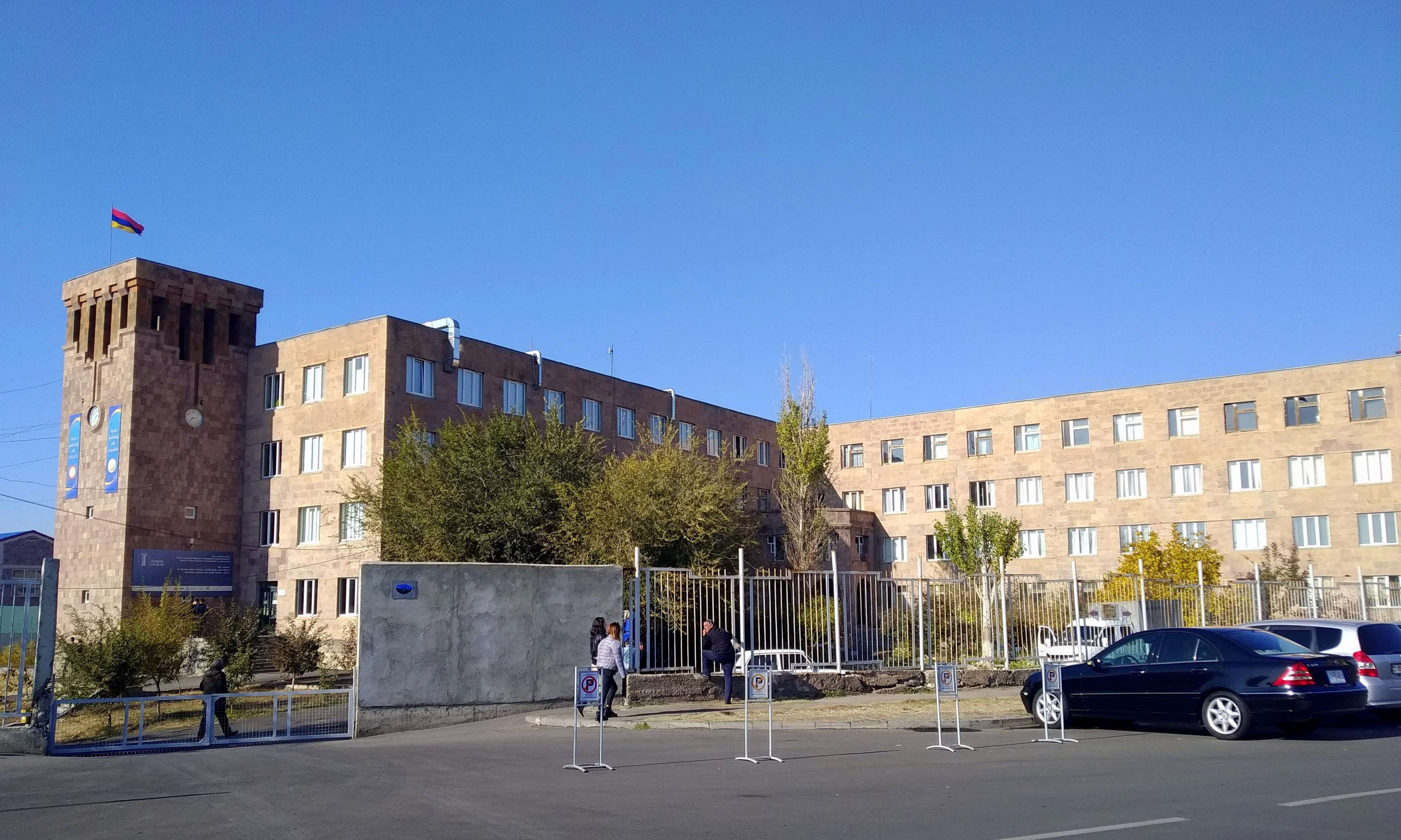 «Անանիա Շիրակացի» ճեմարանի 13-ամյա սանը 4-րդ հարկից ցած է նետվել