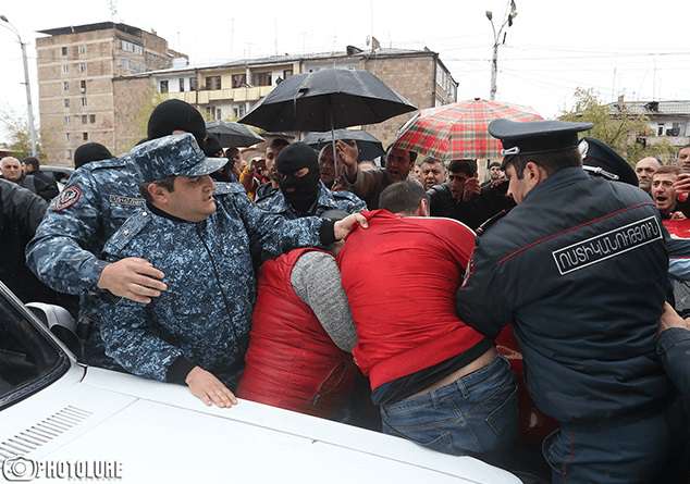 По состоянию на 14:00 задержано 169 человек. Полиция