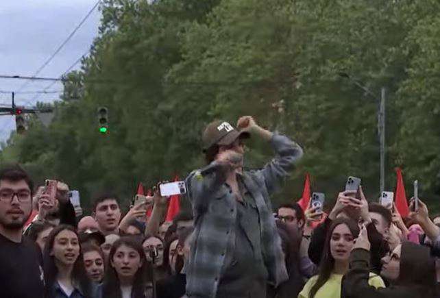 Невеста Кочаряна певица Сирушо решила привлечь своих фанатов на митинг