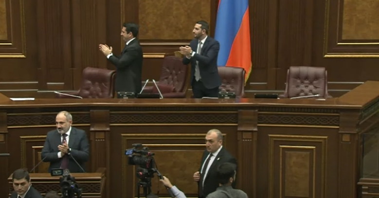 "Убегаете, как всегда" - Депутаты от «ГД» попрощались с оппозицией аплодисментами