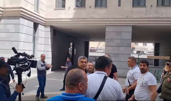 Ванецян проводит акцию протеста перед зданием МИД