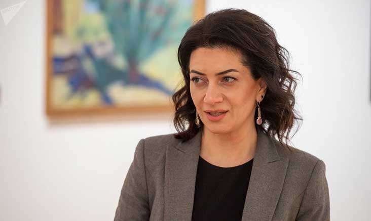 Сегодня Арпи снова пошла в школу в армянском платье. Анна Акопян