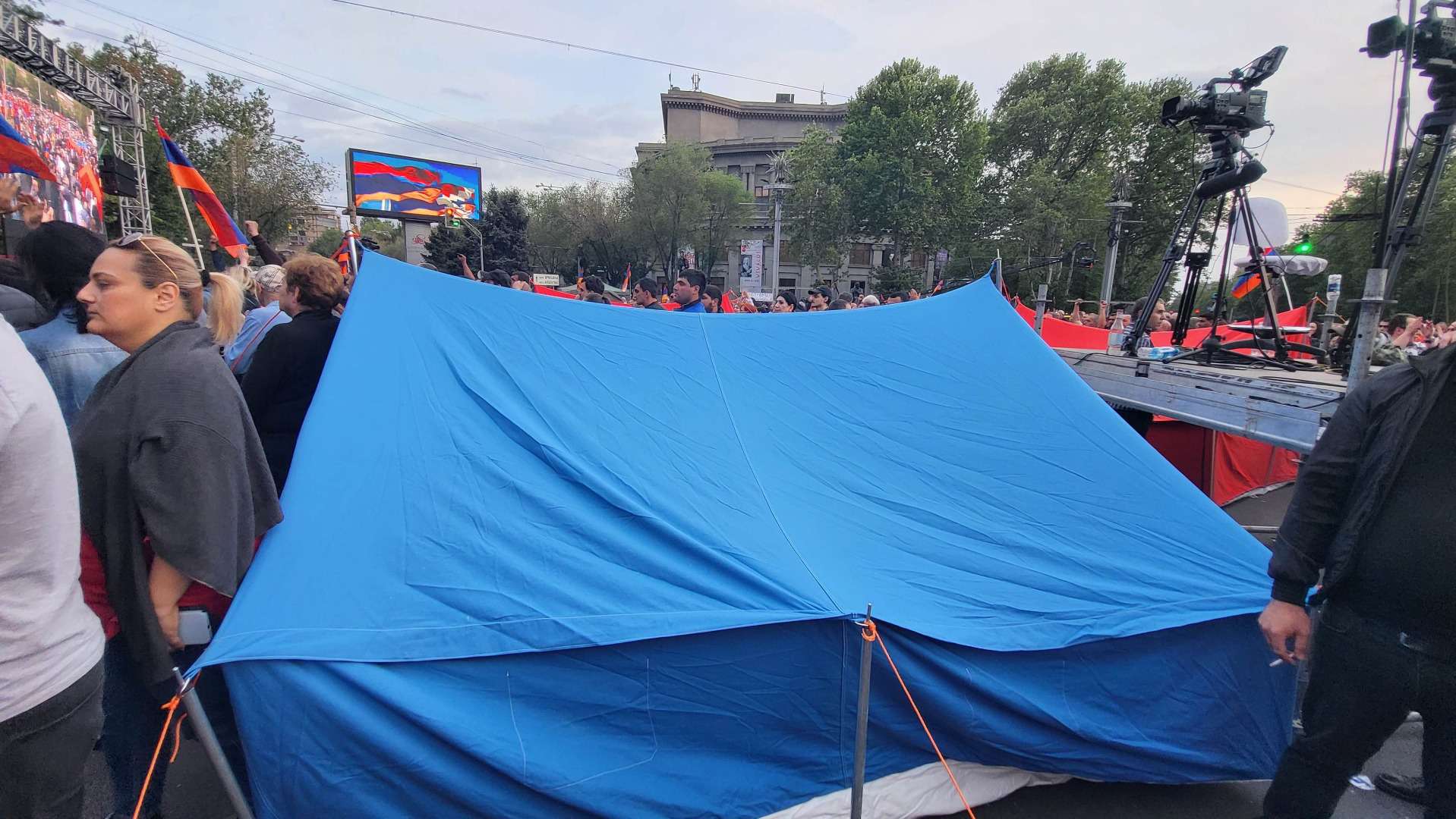 Молодой человек скончался  в палатке, установленной оппозицией на площади Франции.