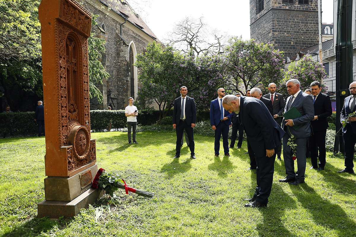 Никол Пашинян возложил цветы к хачкару, посвященному армяно-чешской дружбе
