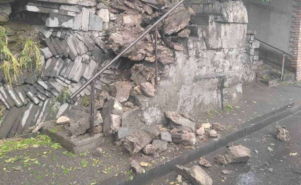 Փլուզում՝ Երևանի Պարոնյան փողոցում