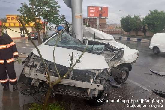 Автомобиль врезался в столб на проспекте Исакова. Тело водителя извлекли с помощью спецтехники