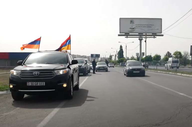 Оппозиция начала протестный автопробег из Еревана в Ванадзор.