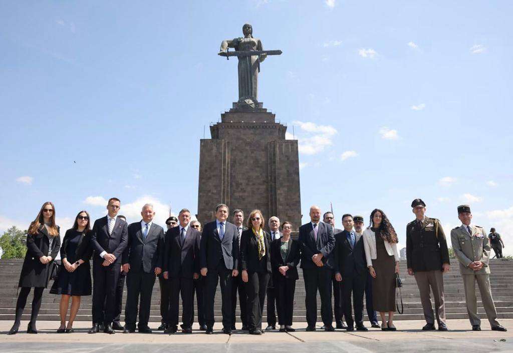 Представители делегации ЕС в Армении почтили память погибших