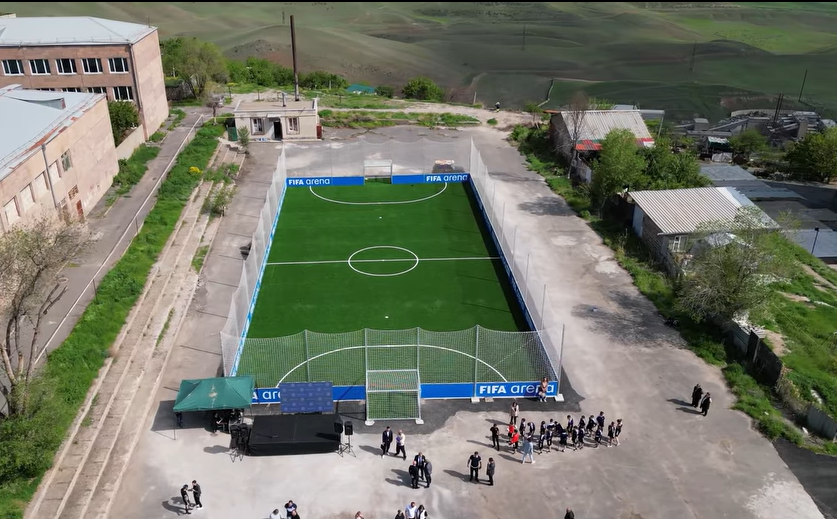Նոր Նորքում արհեստական խոտածածկով նոր խաղադաշտ է կառուցվել
