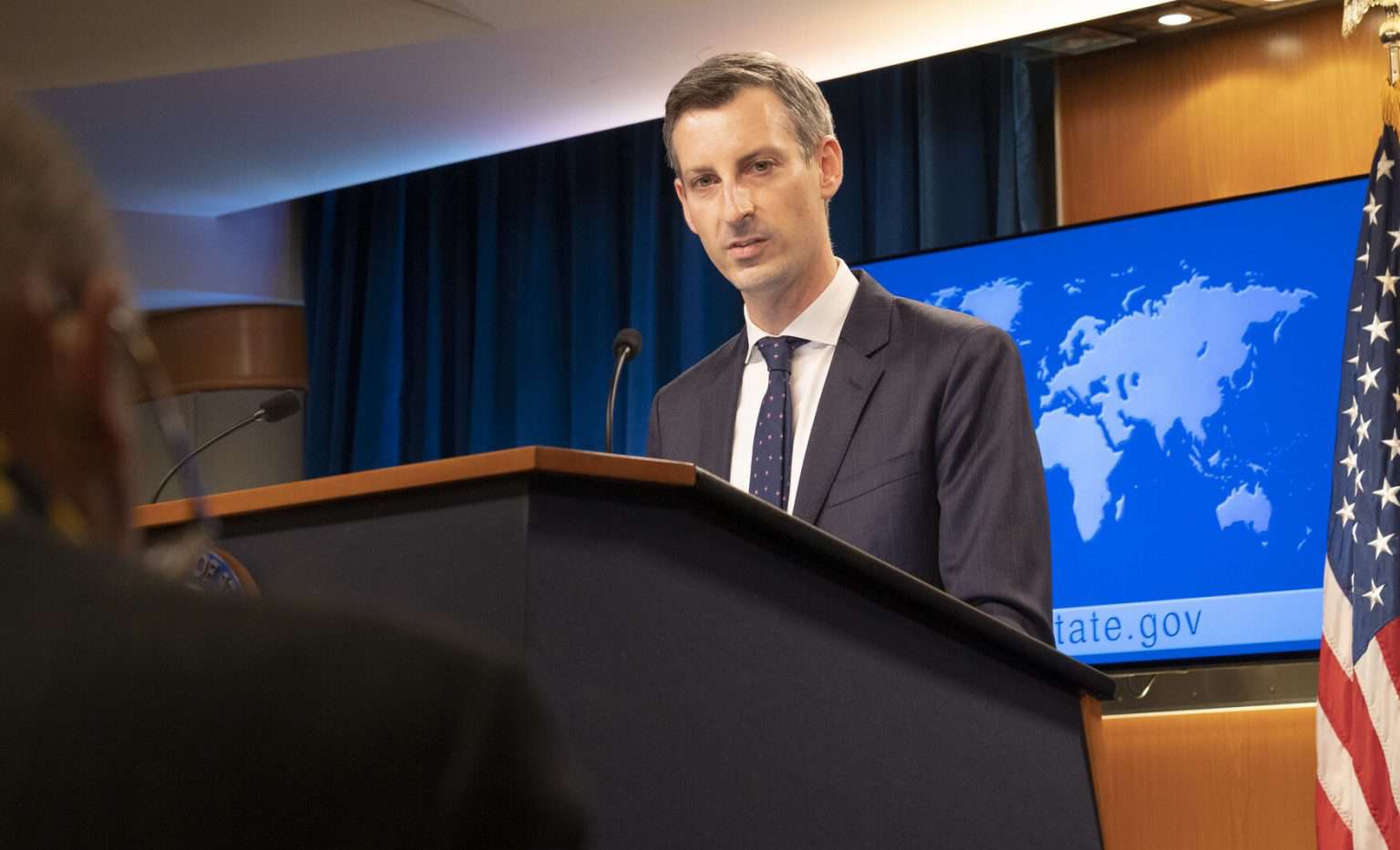 США призывают власти проявлять сдержанность , а протестующих воздерживаться от актов насилия