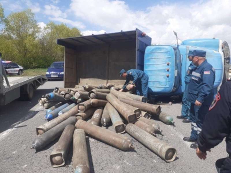 Գազի բալոններով բեռնված մեքենան կողաշրջվել է