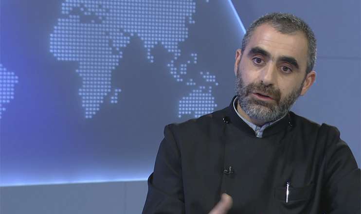 "А кто сказал, что церковь участвует в протестах?"  Иерей Есаи Артенян
