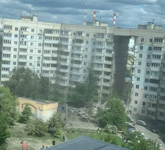 В результате обстрела в Белгороде обрушился подъезд многоэтажки, есть жертвы