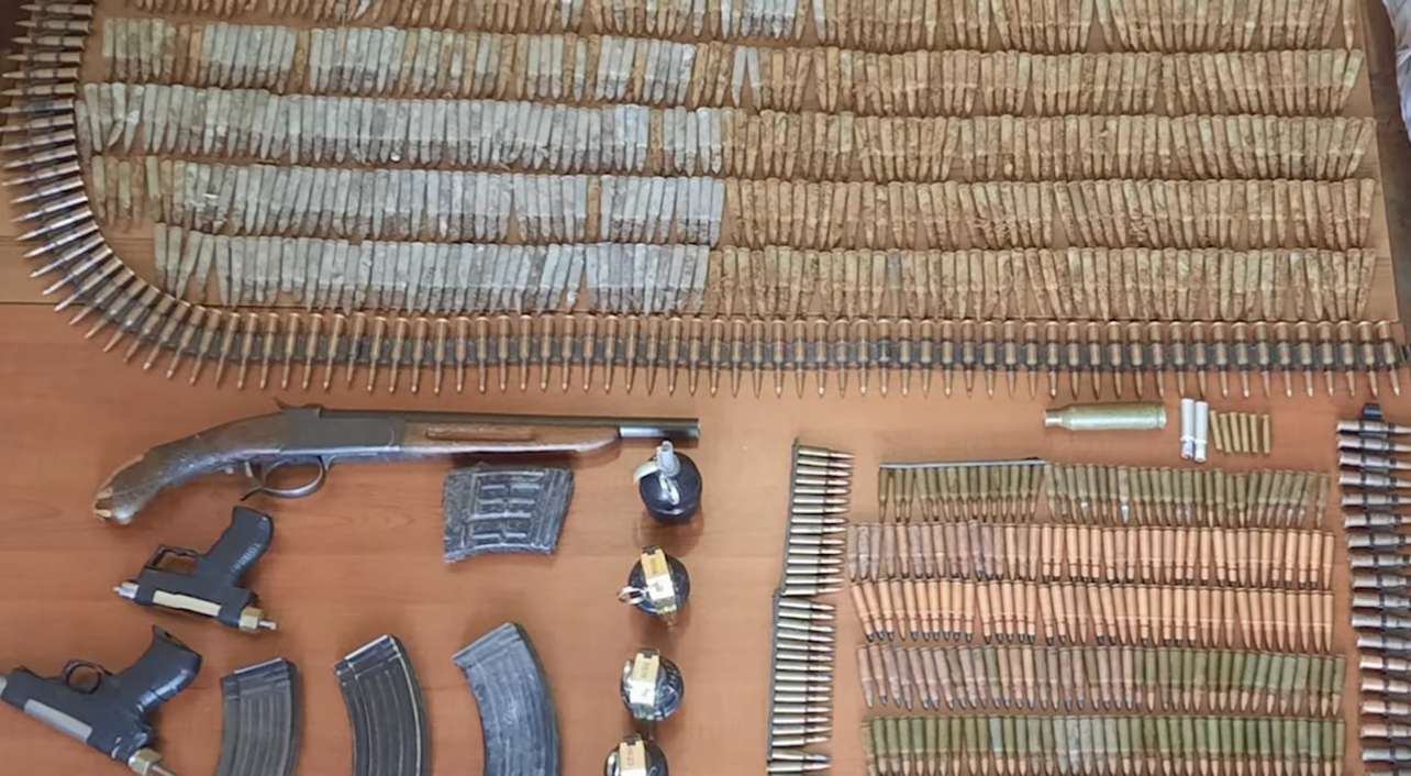 Մեծ քանակությամբ զենք-զինամթերք է կամավոր հանձնվել ոստիկանությանը (տեսանյութ)