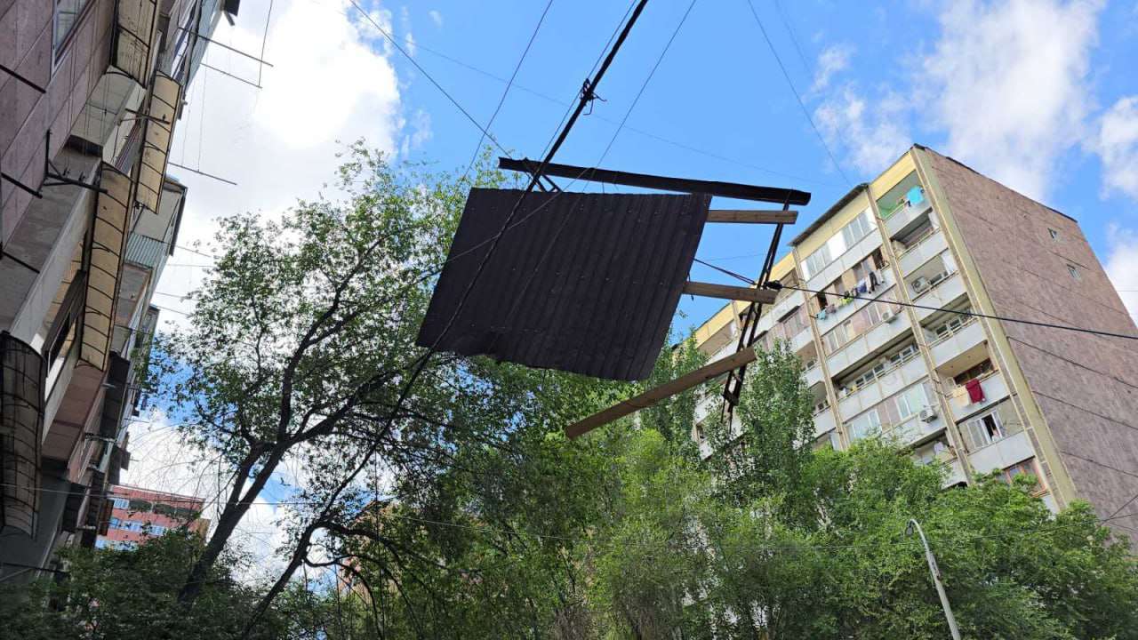Մաշտոցի պողոտայում մետաղյա թիթեղը շենքի տանիքից թուլացել և կախվել է