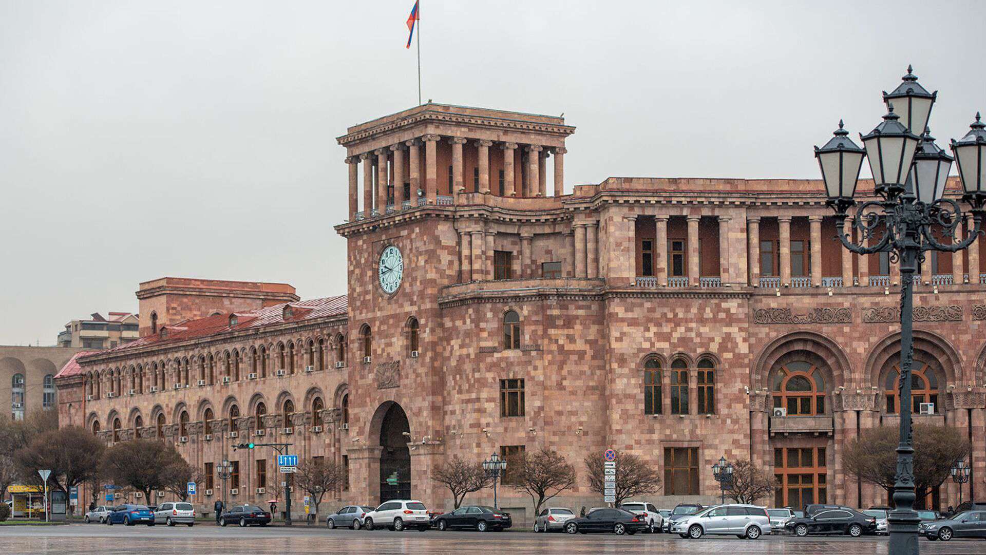 Կառավարության մոտից 3 անձ բերվել է ոստիկանություն