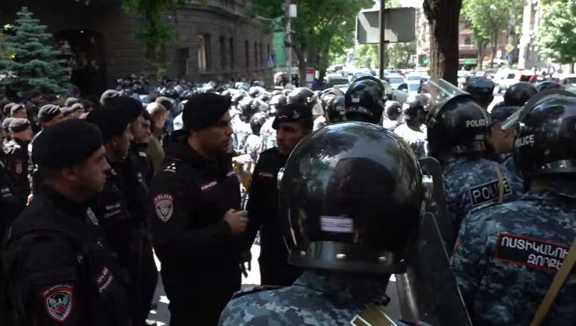 Բողոքի ցույց՝ կառավարության շենքի մոտ