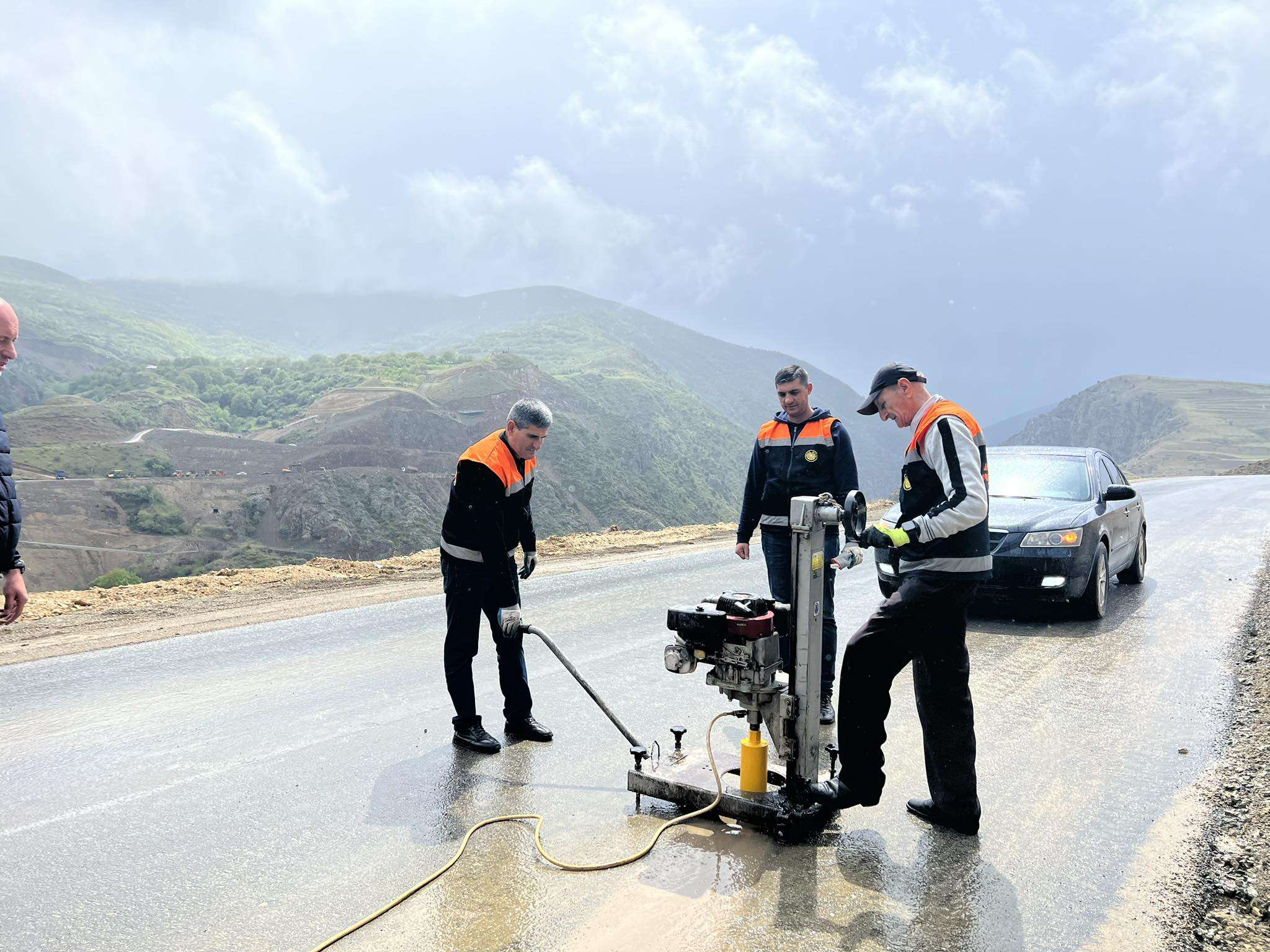 Լաբորատորիայի աշխատակիցները Լծենի ճանապարհին ստուգել են ասֆալտբետոնե շերտի հաստությունը
