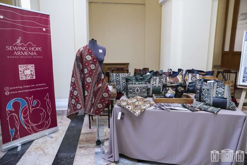 Ազգային ժողովում կազմակերպվել է արցախցի կանանց կողմից ստեղծված արտադրանքի ցուցահանդես