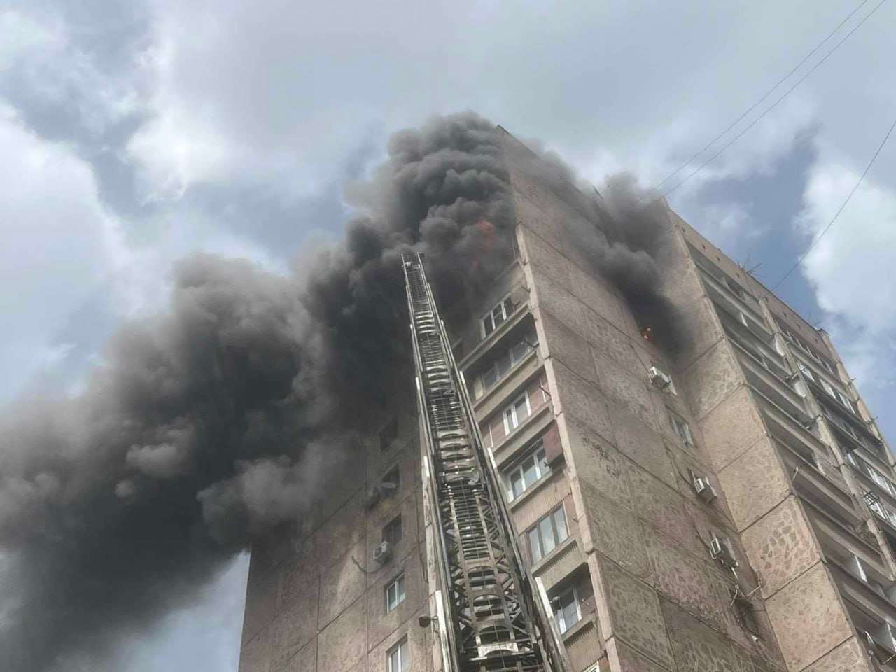 Խոշոր հրդեհ Վաղարշյան փողոցում. հայտարարվել է հրդեհի բարդության «1 ԲԻՍ» աստիճան (ԼՈՒՍԱՆԿԱՐՆԵՐ)