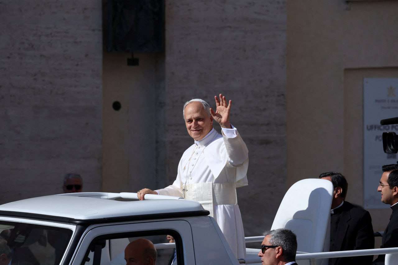 Հռոմի նորընտիր պապը մեքենայով շրջել է Սուրբ Պետրոսի հրապարակով