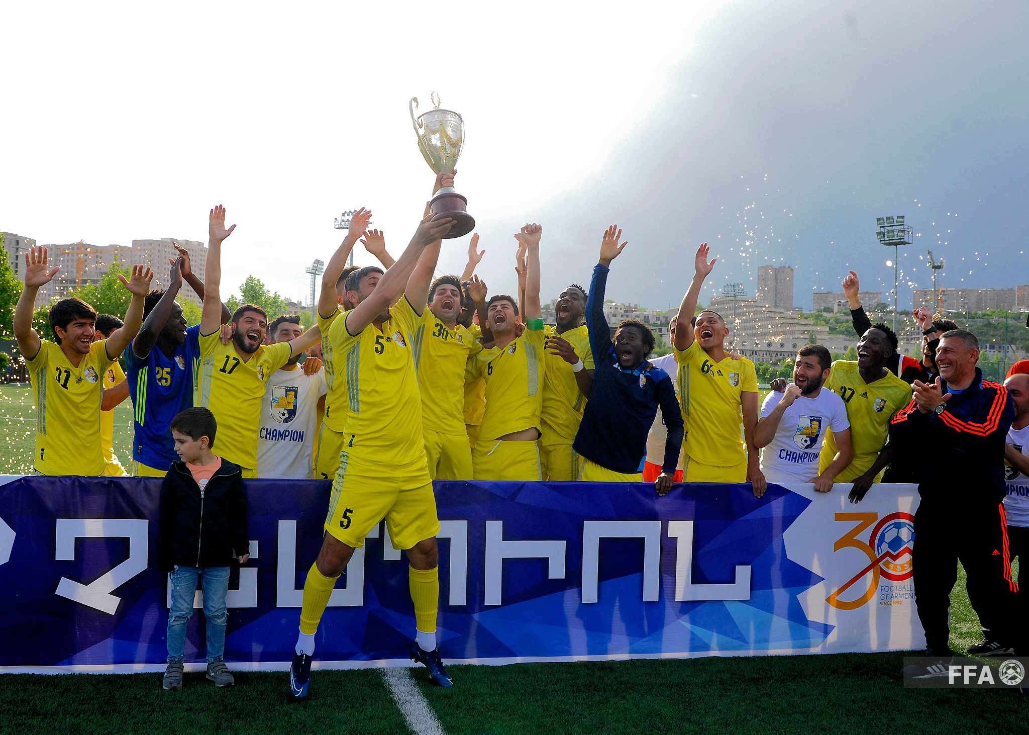 Հայաստանի Առաջին խմբի չեմպիոնական գավաթը հանձնվեց «Լեռնային Արցախին»