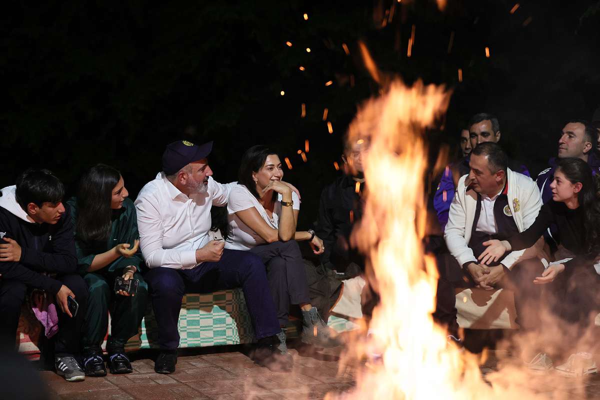 Վարչապետը տիկնոջ և դստեր հետ հանդիպել է դպրոցականների թիմային խճուղավազքի մրցաշարի մասնակիցներին