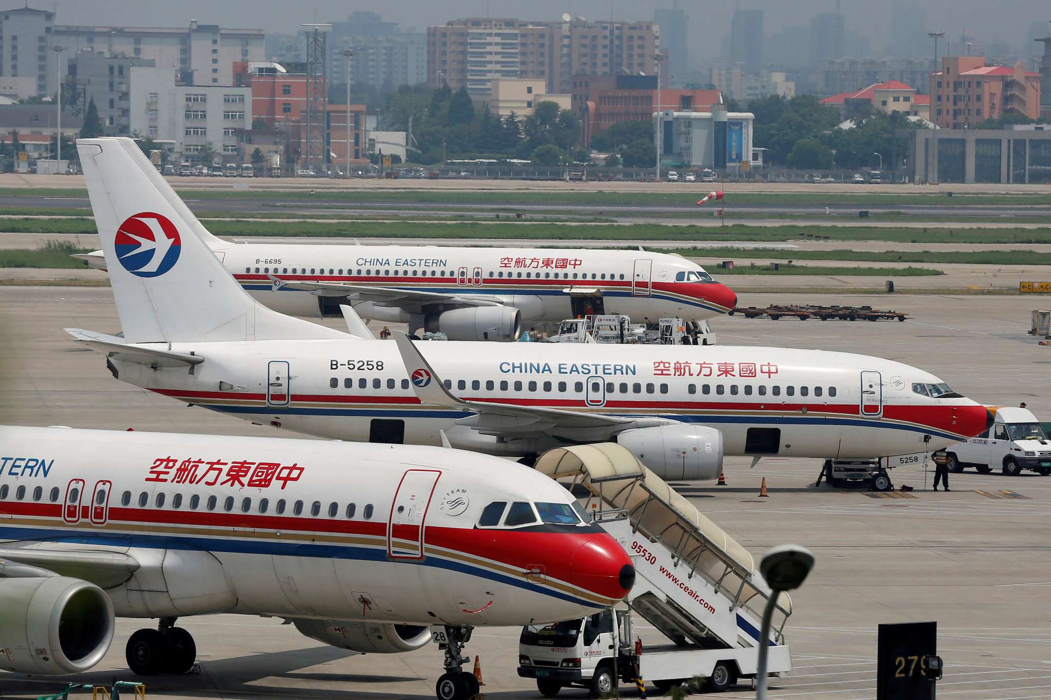 China and Taiwan resume flights