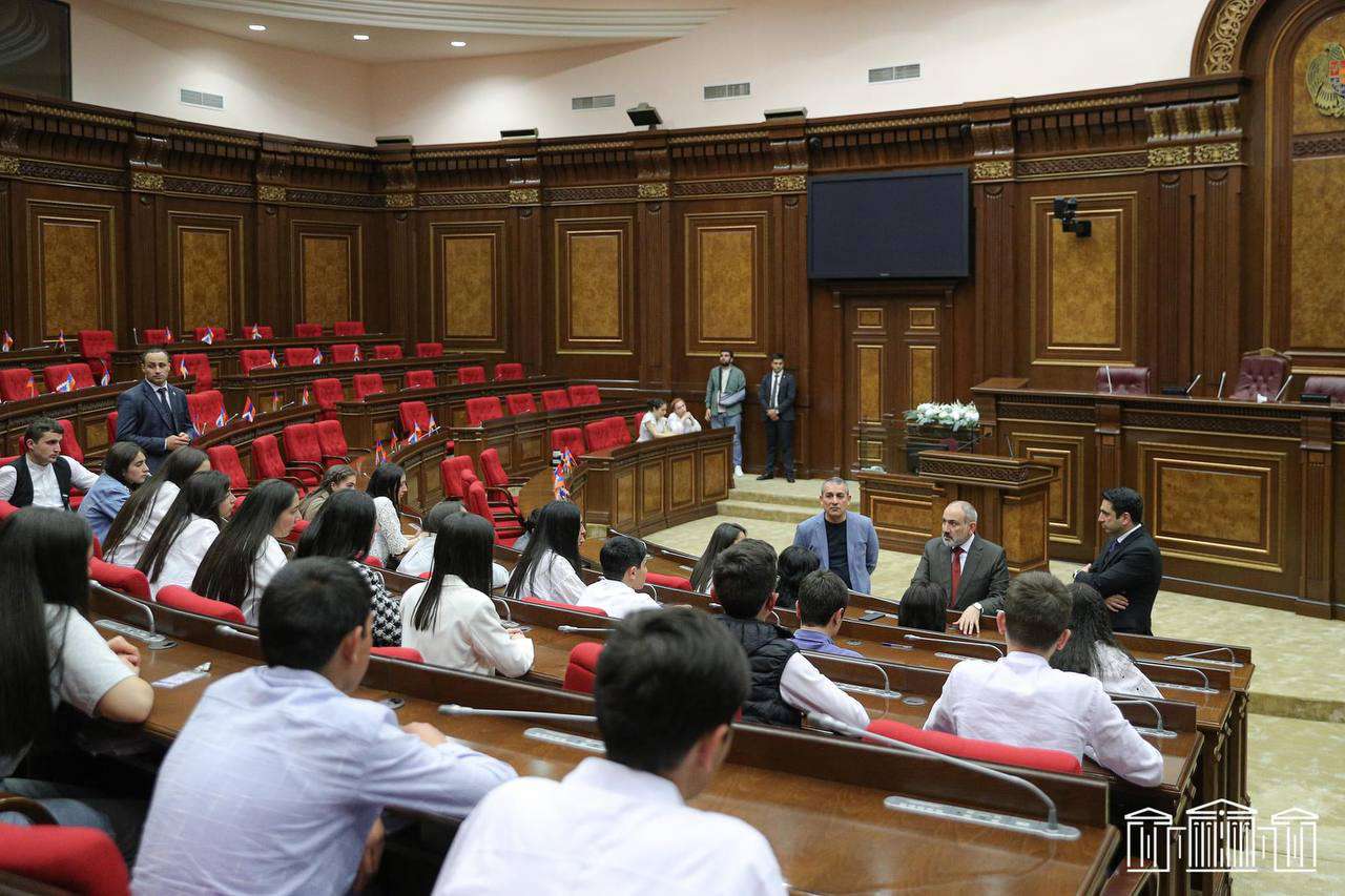 Վարչապետն ու ԱԺ նախագահը հանդիպել են Ակներ և Վերիշեն բնակավայրերի դպրոցականների հետ