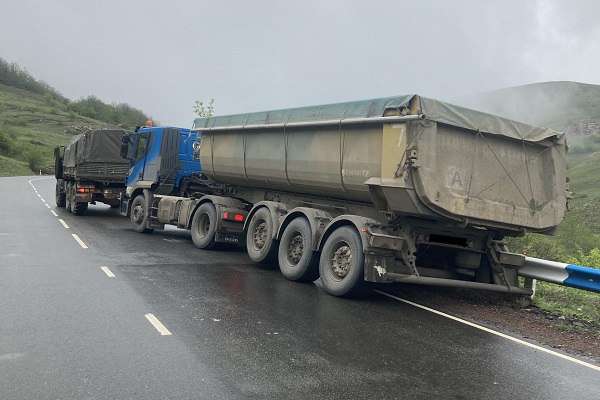 Փրկարարները «Iveco» մակնիշի բեռնատարը դուրս են բերել արգելափակումից
