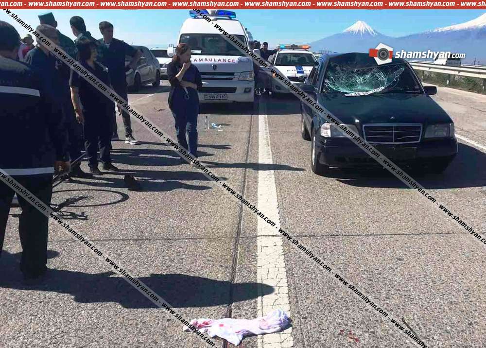 В Араратской области 31-летний водитель на автомобиле «Мерседес» сбил двух велосипедистов.
