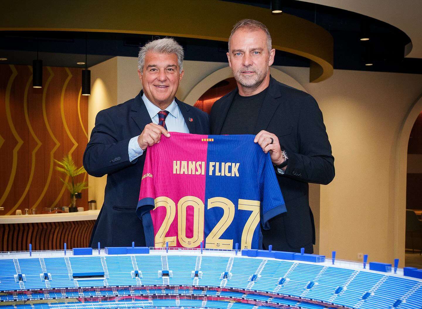 Flick extends contract with Barcelona
