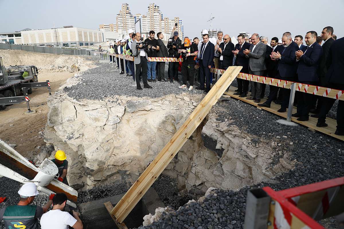 Премьер-министр присутствовал на церемонии закладки фундамента технологического центра