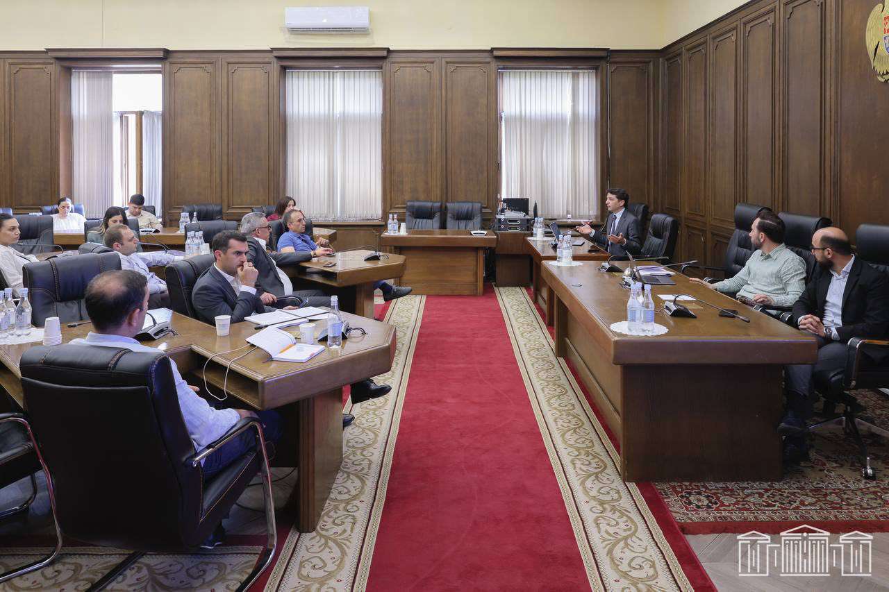 Իշխող խմբակցությունը հանդիպել է ֆինանսների նախարարի հետ