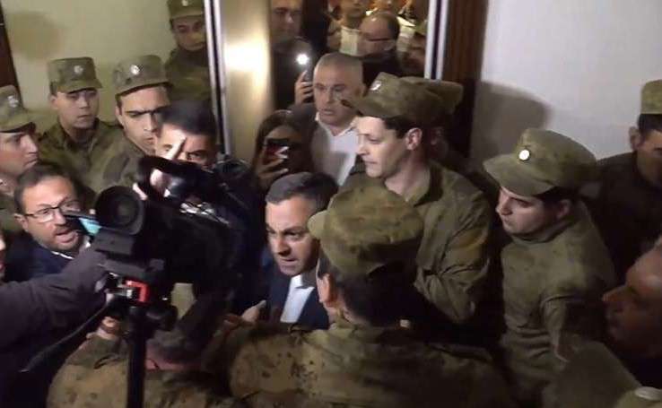 Перепалка между депутатами фракции "Айастан" и сотрудниками службы безопасности в коридоре НС (ВИДЕО)