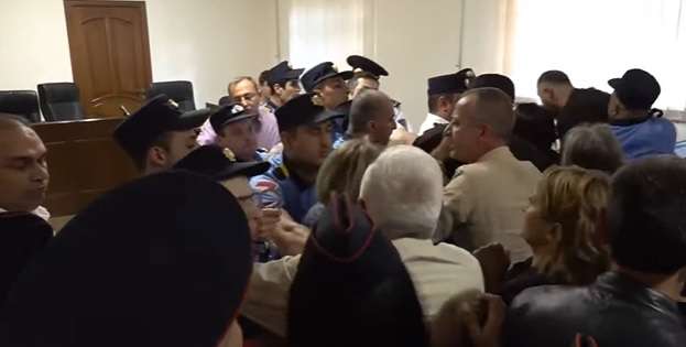 Между родственниками погибших и приставами в суде произошла потасовка