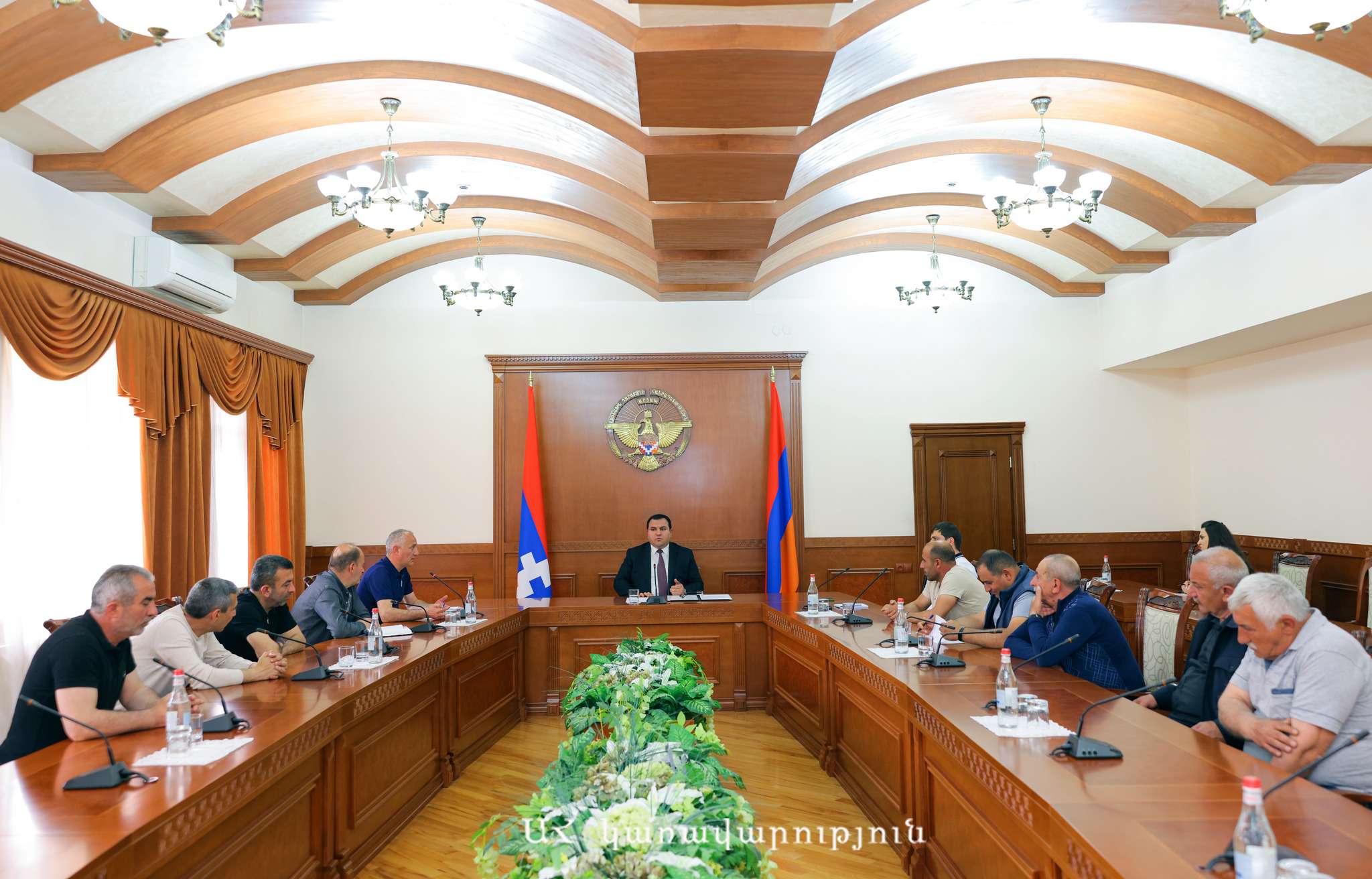 Արցախի պետնախարարը հանդիպել է զոհված զինծառայողների ծնողների հետ