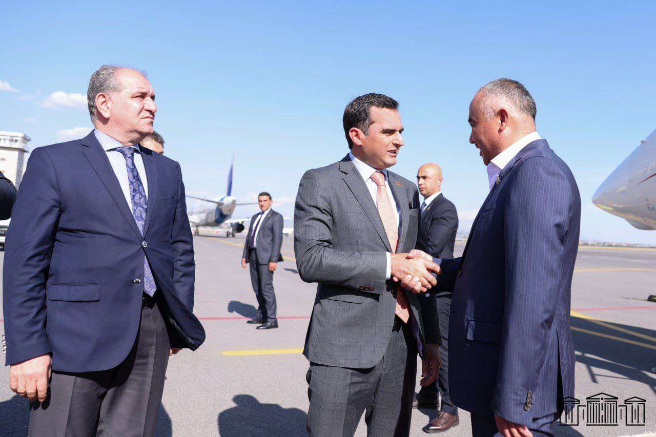 Հայաստան է ժամանել Ղրղզական Հանրապետության Ժոգորկու Քենեշի նախագահը