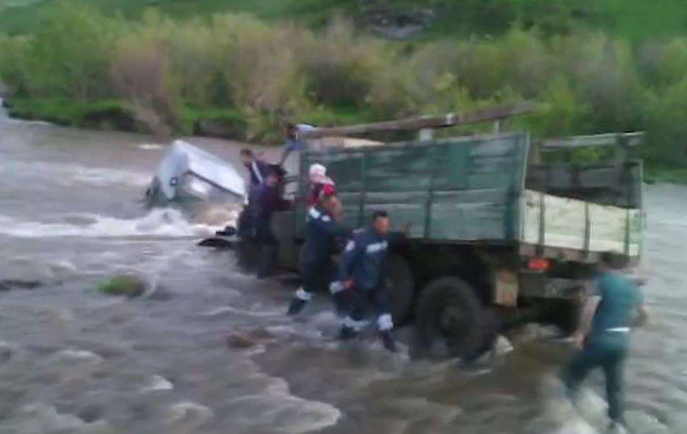 Մեքնենան ընկել է գետը․ փրկարարները դուրս են բերել 4 քաղաքացու, այդ թվում՝ երեխաների